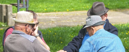 Ancianos jugando al dominó Ancianos jugando al dominó