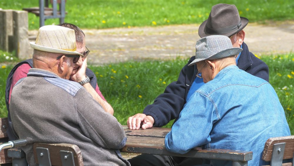 Ancianos jugando al dominó 