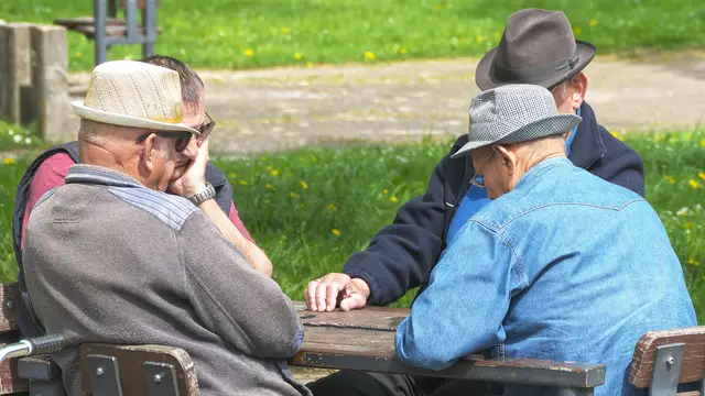 Ancianos jugando al dominó