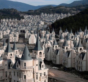 En venta una urbanización con más de 700 casas en forma de castillo En venta una urbanización con más de 700 casas en forma de castillo