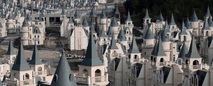 En venta una urbanización con más de 700 casas en forma de castillo 