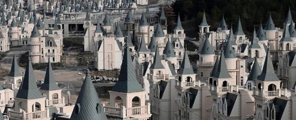 En venta una urbanización con más de 700 casas en forma de castillo En venta una urbanización con más de 700 casas en forma de castillo