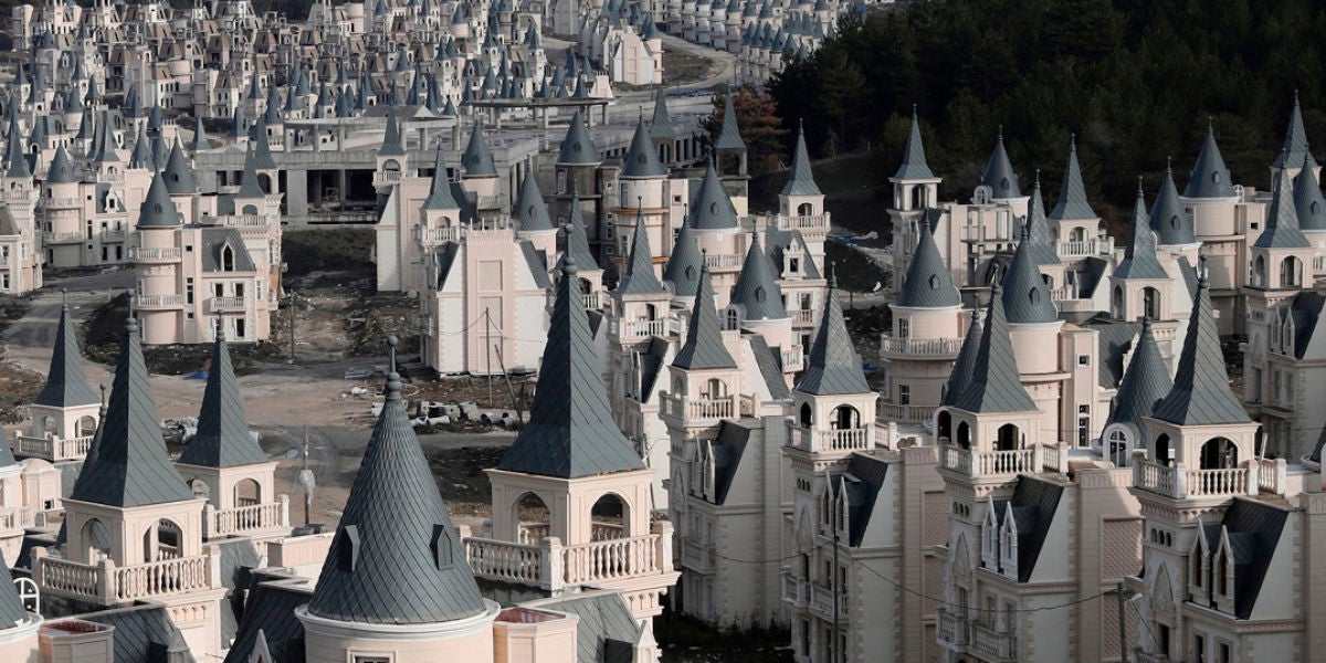En venta una urbanización con más de 700 casas en forma de castillo