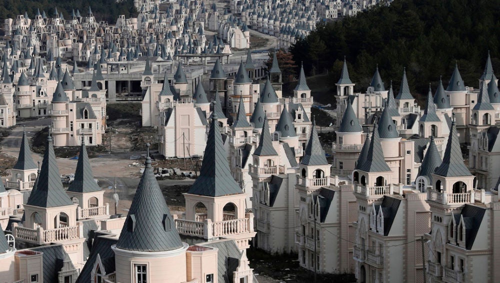 En venta una urbanización con más de 700 casas en forma de castillo 