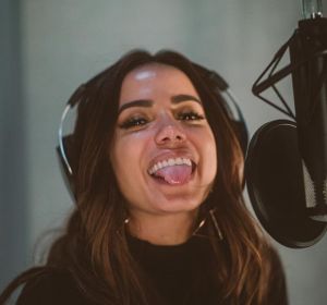 Anitta en el estudio de Spotify en Nueva York Anitta en el estudio de Spotify en Nueva York