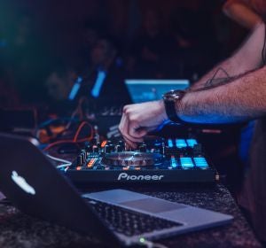 Un Dj pinchando una sesión Un Dj pinchando una sesión