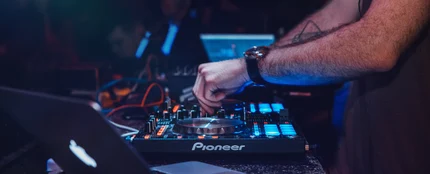 Un Dj pinchando una sesión Un Dj pinchando una sesión