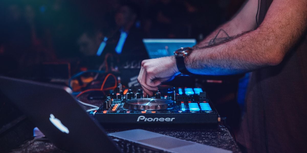 Un Dj pinchando una sesión