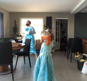 Padre e hijos, disfrazados de Elsa de Frozen, bailando 'Let It Go' Padre e hijos, disfrazados de Elsa de Frozen, bailando 'Let It Go'