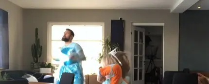 Padre e hijos, disfrazados de Elsa de Frozen, bailando 'Let It Go' Padre e hijos, disfrazados de Elsa de Frozen, bailando 'Let It Go'