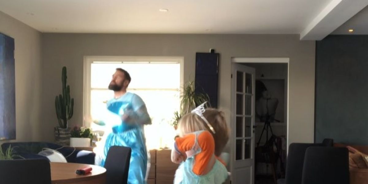 Padre e hijos, disfrazados de Elsa de Frozen, bailando 'Let It Go'