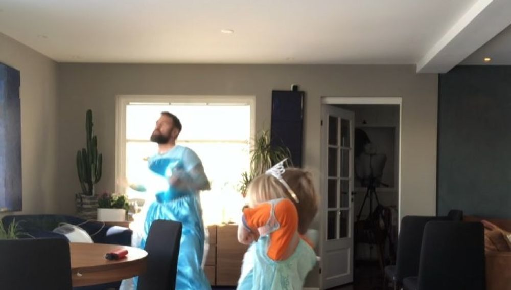 Padre e hijos, disfrazados de Elsa de Frozen, bailando 'Let It Go'