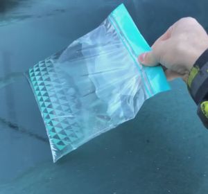 Este es el sencillo truco para eliminar el hielo del parabrisas del coche que triunfa en redes sociales (pero no lo aconsejamos) Este es el sencillo truco para eliminar el hielo del parabrisas del coche que triunfa en redes sociales (pero no lo aconsejamos)