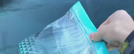 Este es el sencillo truco para eliminar el hielo del parabrisas del coche que triunfa en redes sociales (pero no lo aconsejamos) Este es el sencillo truco para eliminar el hielo del parabrisas del coche que triunfa en redes sociales (pero no lo aconsejamos)