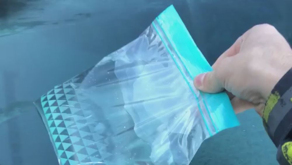 Este es el sencillo truco para eliminar el hielo del parabrisas del coche que triunfa en redes sociales (pero no lo aconsejamos)