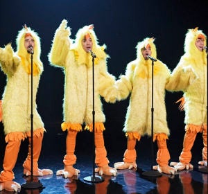 Los Backstreet Boys y Jimmy Fallon vestidos de pollos Los Backstreet Boys y Jimmy Fallon vestidos de pollos