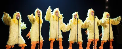 Los Backstreet Boys y Jimmy Fallon vestidos de pollos Los Backstreet Boys y Jimmy Fallon vestidos de pollos
