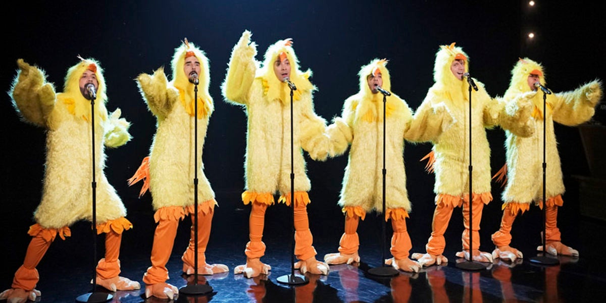 Los Backstreet Boys y Jimmy Fallon vestidos de pollos