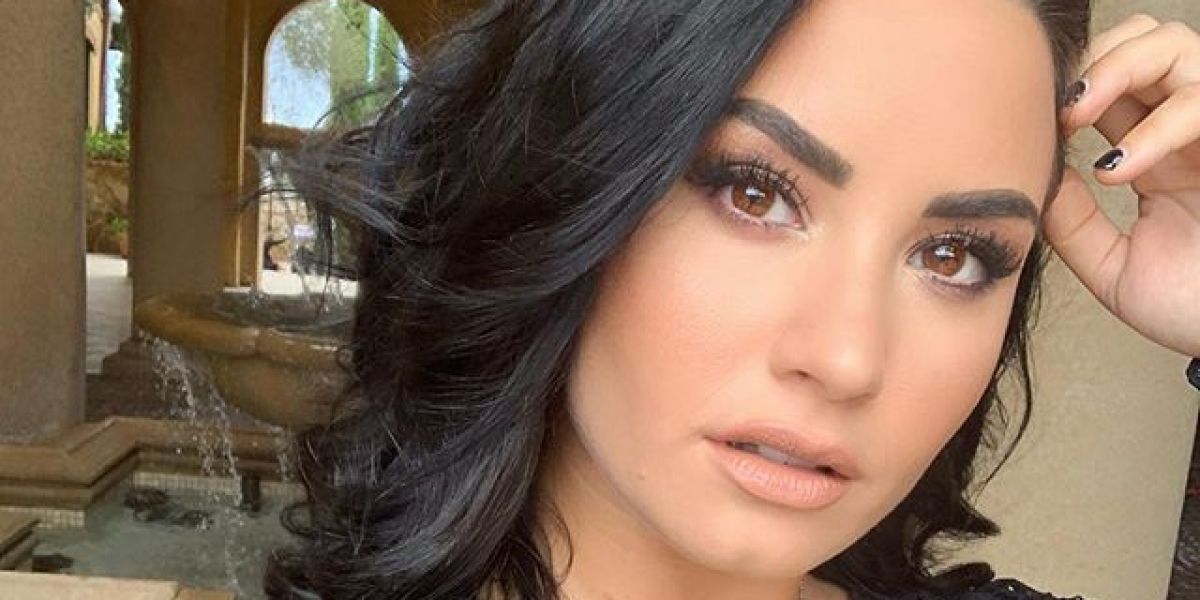 Demi Lovato de dama de honor en la boda de una amiga