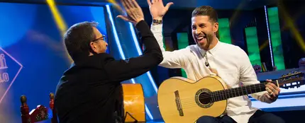 Sergio Ramos y Pablo Motos emocionan tocando 'Entre dos aguas' con la guitarra en 'El Hormiguero 3.0' Sergio Ramos y Pablo Motos emocionan tocando 'Entre dos aguas' con la guitarra en 'El Hormiguero 3.0'