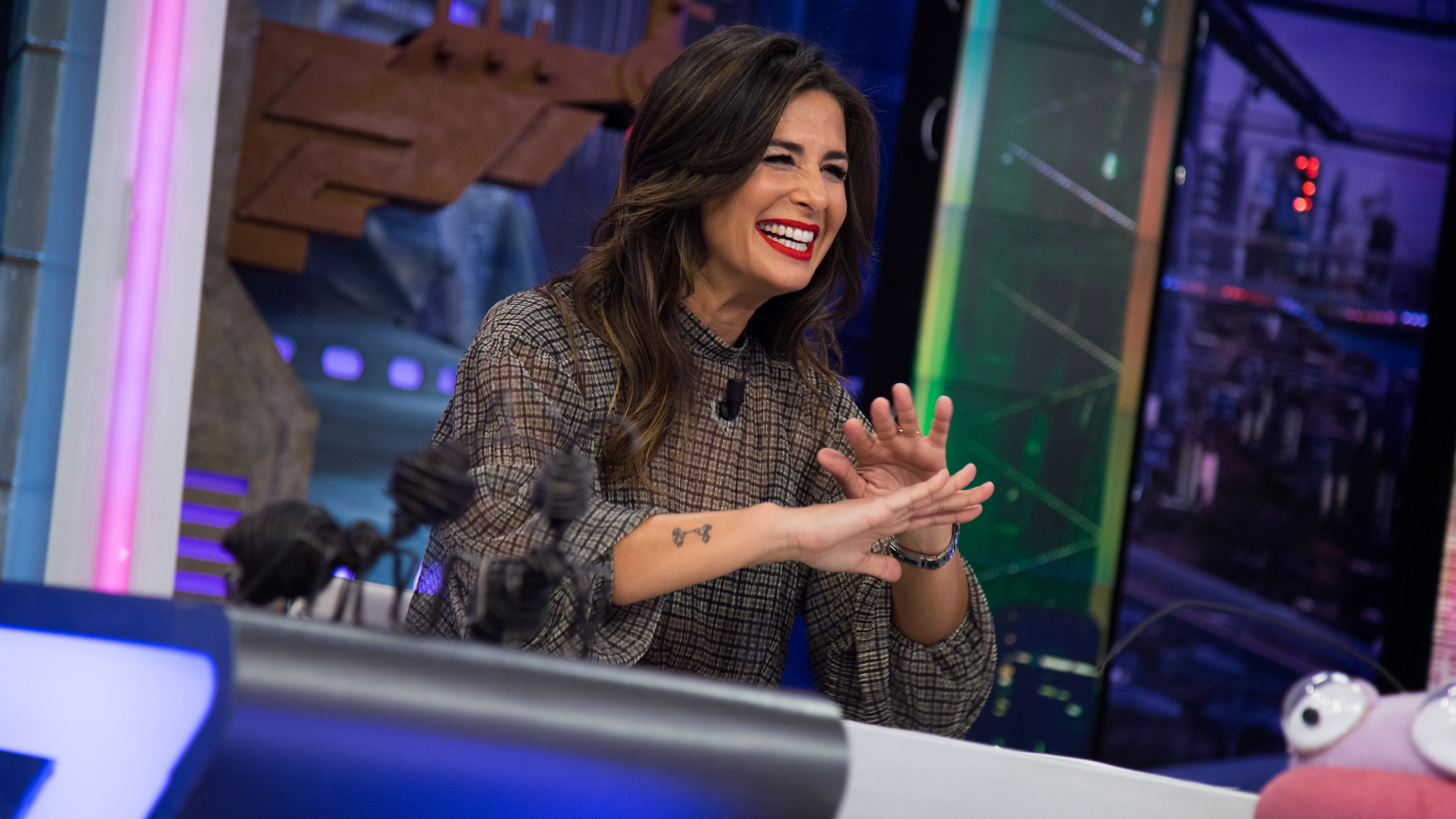 Nuria Roca pide consejo a Chenoa, Mimi y Soraya Arnelas para las preguntas más comprometidas que recibe en su consultorio