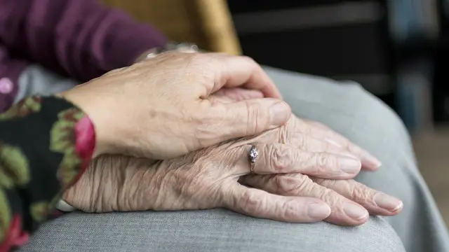 Manos de ancianos (Archivo)