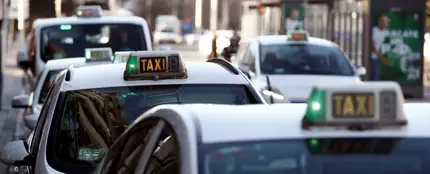 Imagen de archivo de taxis en Madrid Imagen de archivo de taxis en Madrid