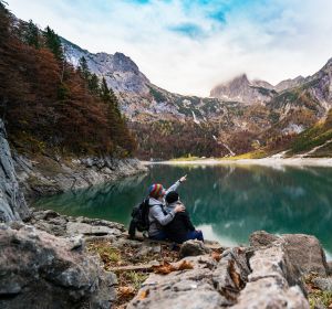Una pareja de escapada en la montaña Una pareja de escapada en la montaña