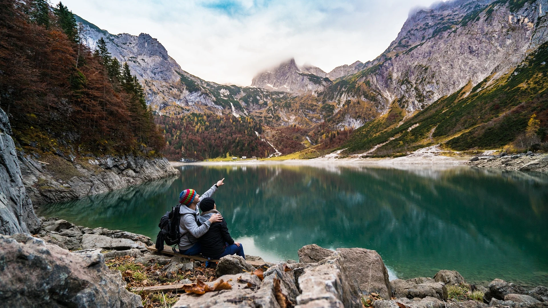 Una pareja de escapada en la monta&ntilde;a