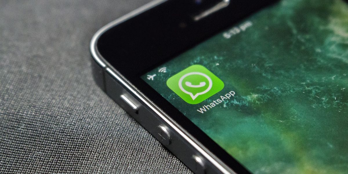 Aplicación de WhatsApp en un teléfono móvil