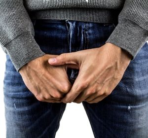 hombre sujetando sus testículos hombre sujetando sus testículos