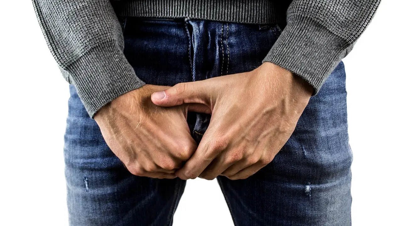 hombre sujetando sus testículos hombre sujetando sus testículos
