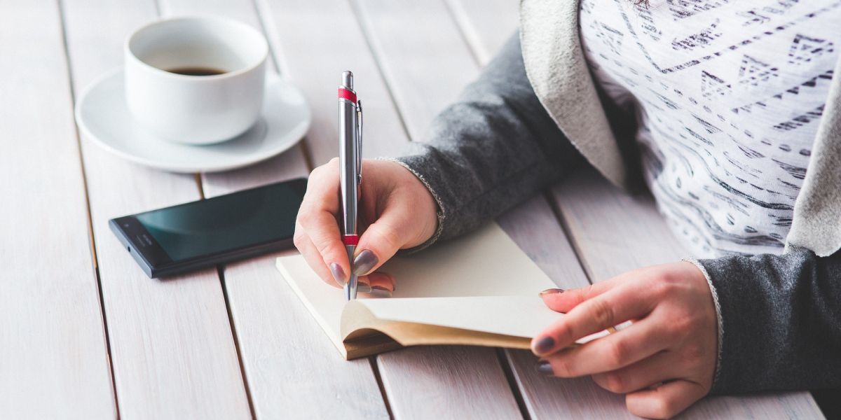Imagen de archivo de una joven escribiendo