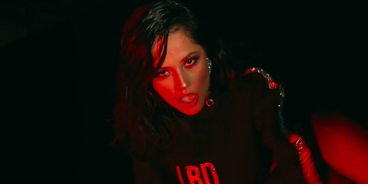 Becky G en el videoclip de 'LBD'
