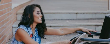 Layane Dias junto a su silla de ruedas Layane Dias junto a su silla de ruedas