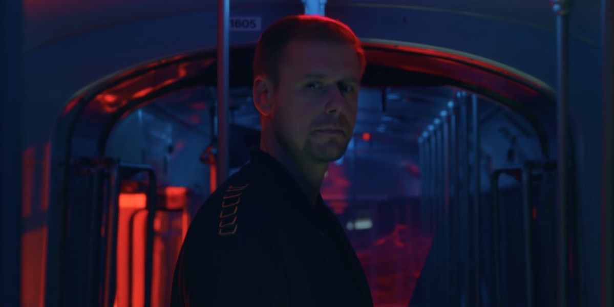 Armin Van Buuren en el vídeo de 'Lonely For You'