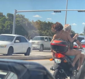 Pillan a una mujer depilándose mientras viajaba en moto Pillan a una mujer depilándose mientras viajaba en moto