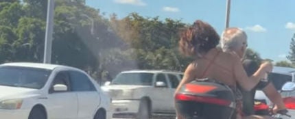 Pillan a una mujer depilándose mientras viajaba en moto
