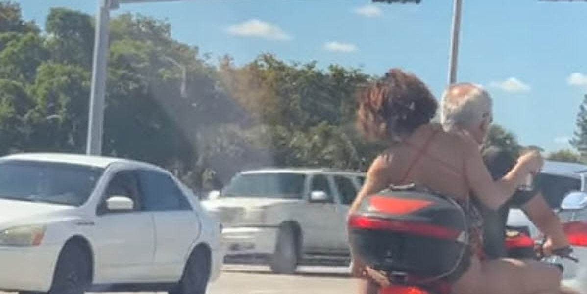 Pillan a una mujer depilándose mientras viajaba en moto