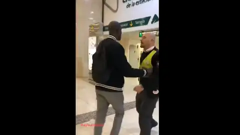 Un guardia de seguridad impide el paso de un hombre de color en la Estación de Sants Un guardia de seguridad impide el paso de un hombre de color en la Estación de Sants