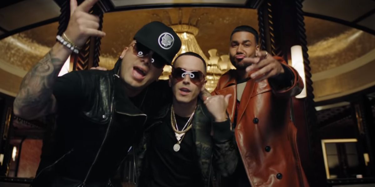 Wisin Y Yandel con Romero Santos en el videoclip de 'Aullando'