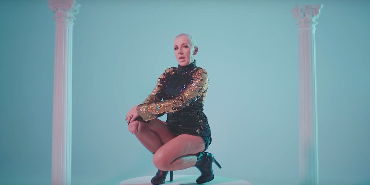 Ana Torroja en el videoclip de 'Llama'