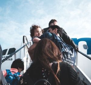 Gente subiendo a un avión Gente subiendo a un avión