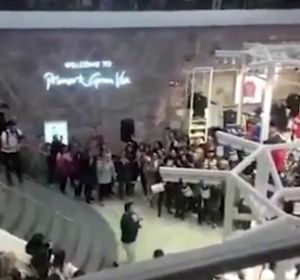 Pide matrimonio a su pareja en el Primark de Gran Vía ante cientos de personas Pide matrimonio a su pareja en el Primark de Gran Vía ante cientos de personas