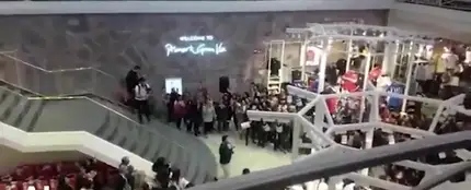 Pide matrimonio a su pareja en el Primark de Gran Vía ante cientos de personas Pide matrimonio a su pareja en el Primark de Gran Vía ante cientos de personas