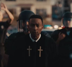 John Legend en el videoclip de 'Preach' John Legend en el videoclip de 'Preach'