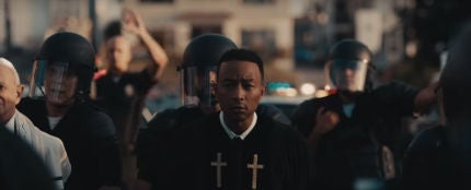 John Legend en el videoclip de &#39;Preach&#39;