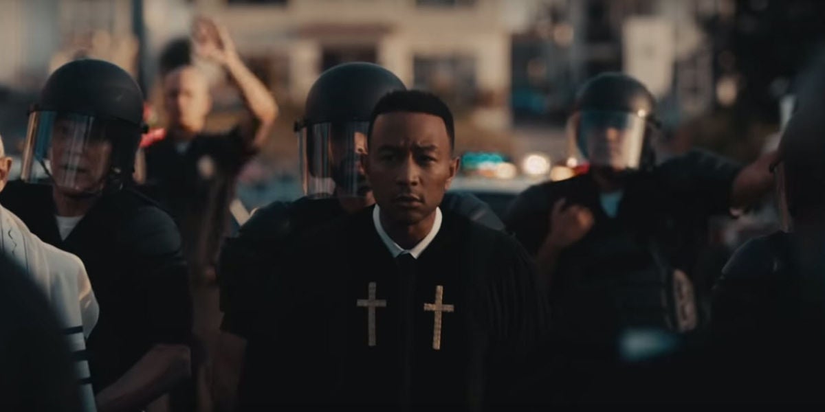 John Legend en el videoclip de 'Preach'