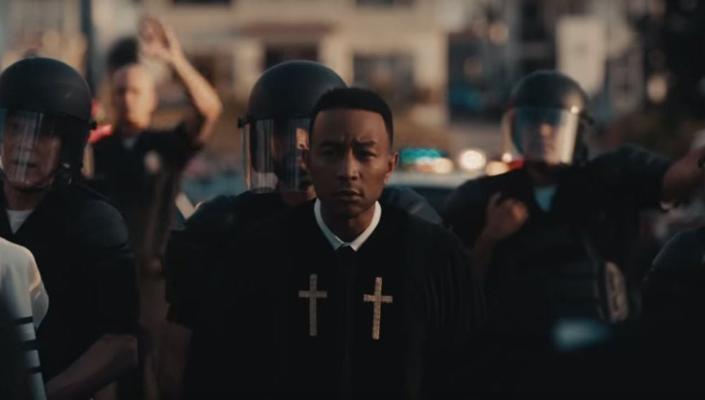 John Legend en el videoclip de 'Preach'
