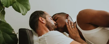 Pareja homosexual besándose Pareja homosexual besándose